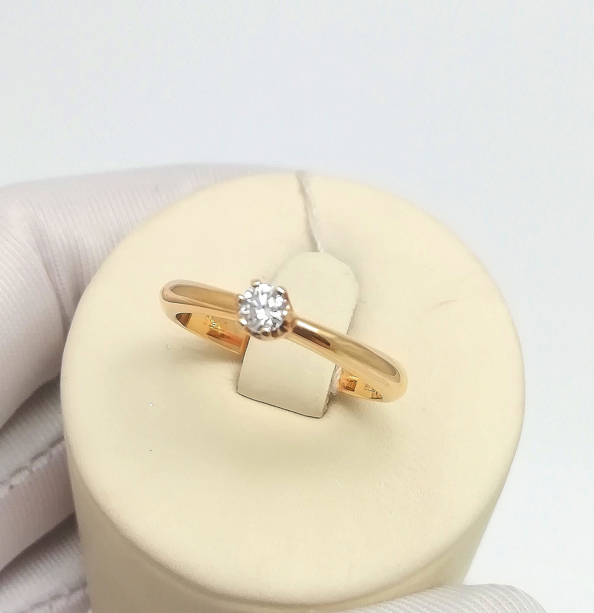 Золотое кольцо из красного золота 585 пробы, вставка бриллиант, размер 17, вес 3,11г