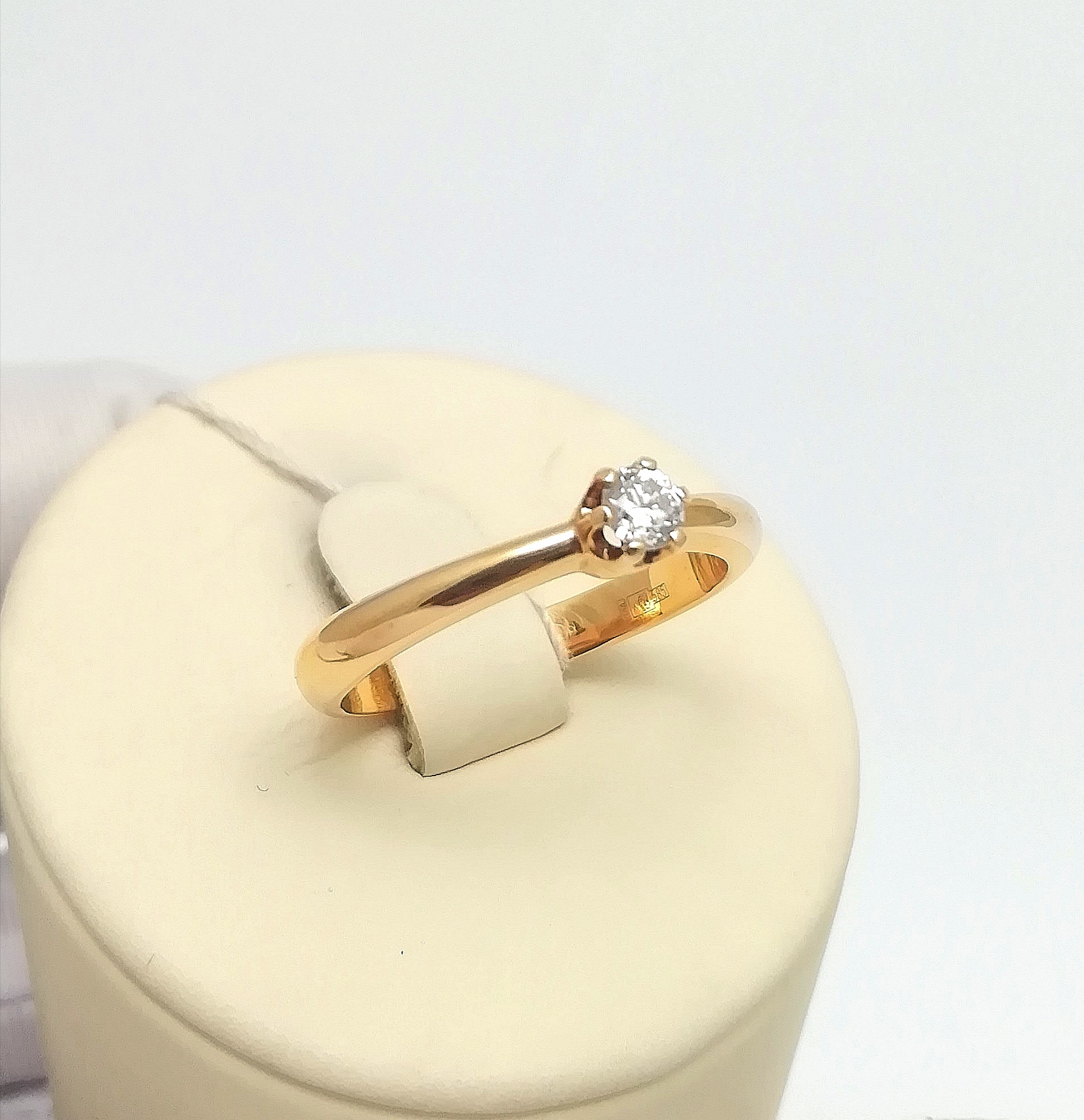 Золотое кольцо из красного золота 585 пробы, вставка бриллиант, размер 17, вес 3,11г