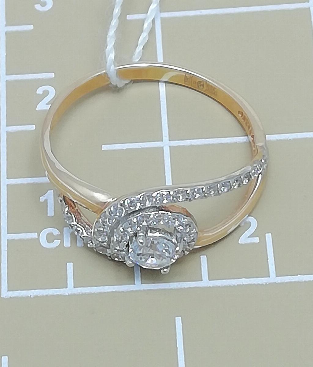 Золотое кольцо из красного золота 585 пробы, вставка фианиты, размер 15, вес 1,41г