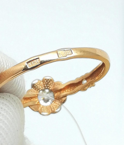Золотое кольцо из карсного золота 585 пробы, вставка фианиты, размер 15,5, вес 0,99г