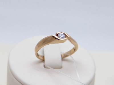 Золотое кольцо из красного золота 585 пробы, вставка бриллиант, размер 17,5, вес 2,72г