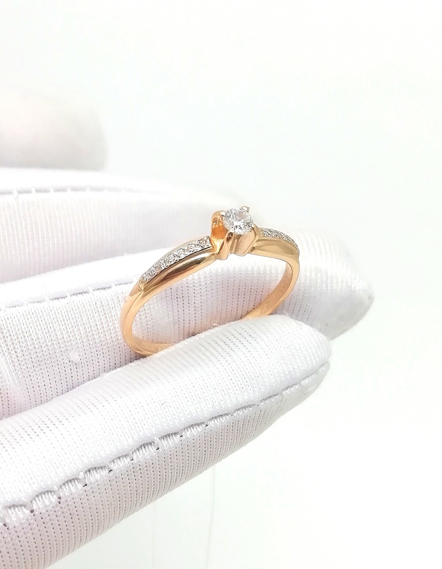 Золотое кольцо из красного золота 585 пробы, вставка фианит, размер 18,5, вес 1,96г