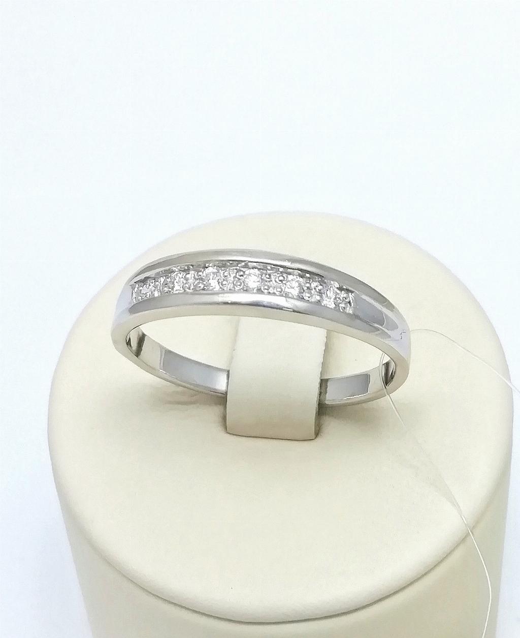 Золотое кольцо из белого золота 585 пробы, вставка бриллианты, дорожка, размер 21,5, вес 3,03г